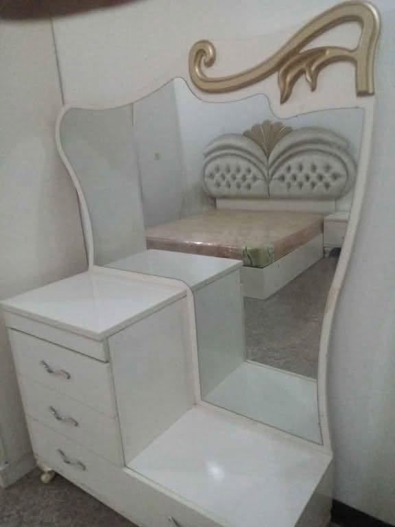 غرفه تركيه باب اول شرط النظافه تتكون من 8 قطع سرير قلاب مخزن  السعر 500 بي مجال بسيط
مكاني كربلاء شهداء الموظفين للتواصل ***********
