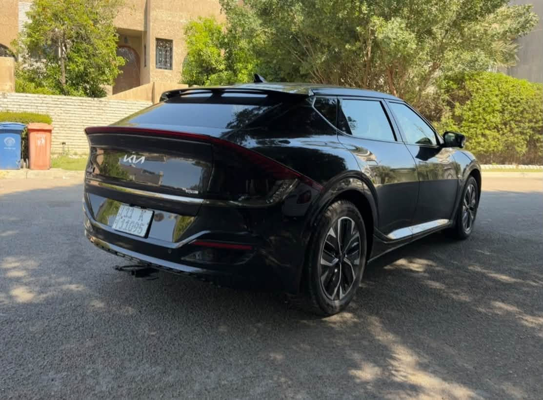 للبيع | Kia EV6 2024 ⚡️🔥
السعر: 170 وبيها مجال بسيط 
▪️ الموديل: 2024
▪️ كهربائية بالكامل ⚡️
▪️ دبل ماطور AWD
▪️ المدى: يصل إلى 600 كم 🔋
▪️ البطارية: 77.4 kWh
▪️ القوة: 320 حصان
▪️ العزم: 605 نيوتن متر
⭐️ المواصفات:
▪️ فول أوبشن
▪️ كشنات لونين
▪️ كشنات كهربائية
▪️ تدفئة وتبريد الكشنات ❄️🔥
▪️ ذاكرة كشن السائق
▪️ Head-Up Display (داته شو)
▪️ كاميرات 360 درجة
▪️ حساسات أمامية وخلفية
▪️ شاشة وسطية + شاشة عدادات رقمية
▪️ Apple CarPlay / Android Auto
▪️ شحن لاسلكي للموبايل
▪️ نظام صوت Meridian 🔊
▪️ دركسون مدفأ
▪️ مثبت سرعة متكيف
▪️ Blind Spot
▪️ دخول وتشغيل بدون مفتاح
▪️ إضاءة LED
▪️ مرايا كهربائية
⚡️ سيارة كهربائية فخمة، دبل ماطور، فول مواصفات
السياره بدون دواخل 
السعر 170 
مكان السياره بغداد حي الجامعه 
                   📞للتواصل :
*********** او ***********
