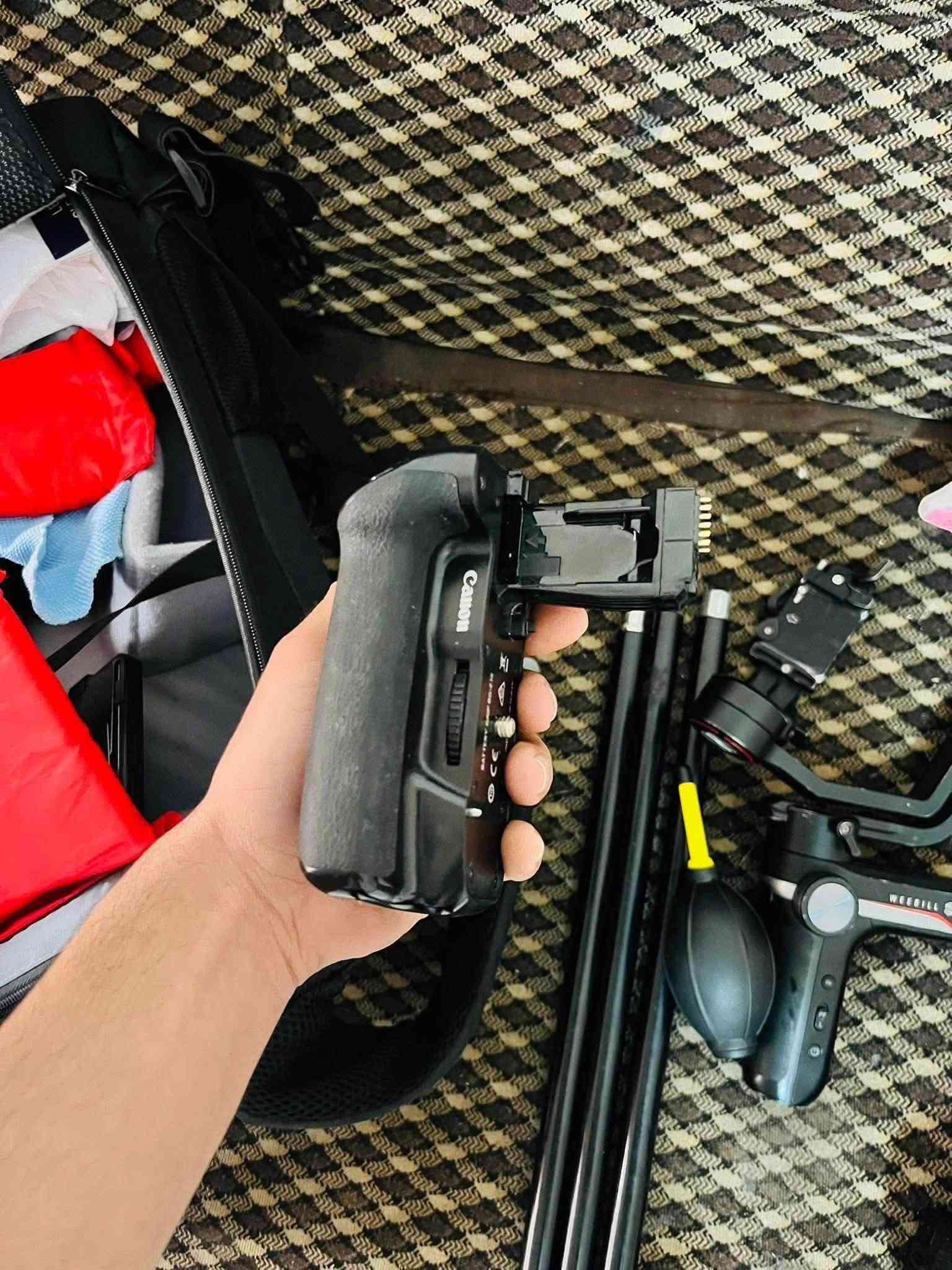 سلام عليكم بكج تصوير كامل مكمل نقص ابره مابي الحاب يبدي بمشروع بسيط يفيده بنسبه الي خذتها قبل فتره وما ستفاديت منها شي  وماعرف بل كامرات ولحد يسئلني بيهن كانون 7500 اليعرفها يعرف مواصفاتها شنو هيه وعليها عدسه و جنطه العده اخذتها ب850 الف قيم بل يرضي بي الله والسعر اليعجبني ابيعله ولحد يدخل خاص ويكلي بيعلي حاجه ابيع شلع اني مابيع اي حاجه 

عنواني بغداد الشعب /***********
