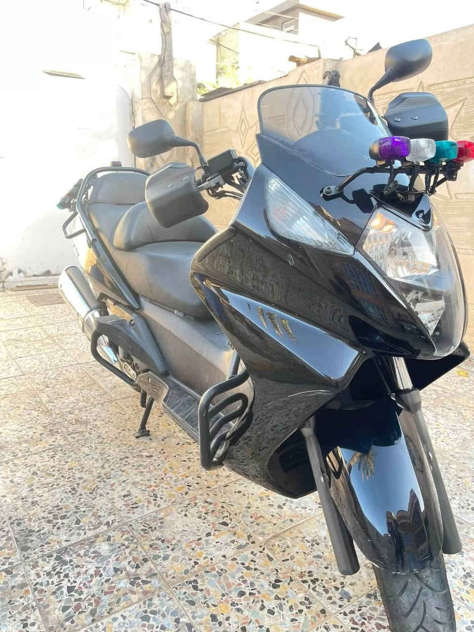 سلام عليكم شباب سلفر ونج بوليسي  
دراجه جديده ونضيفه ومكفوله كفاله عامه دراجه
مكينه 400cc
 ماشيه 30 الف حقيقي. 
السعر 26 ورقه وبيها مجال بسيط حك الجيه 
مكاني بغداد حي او(***********)
