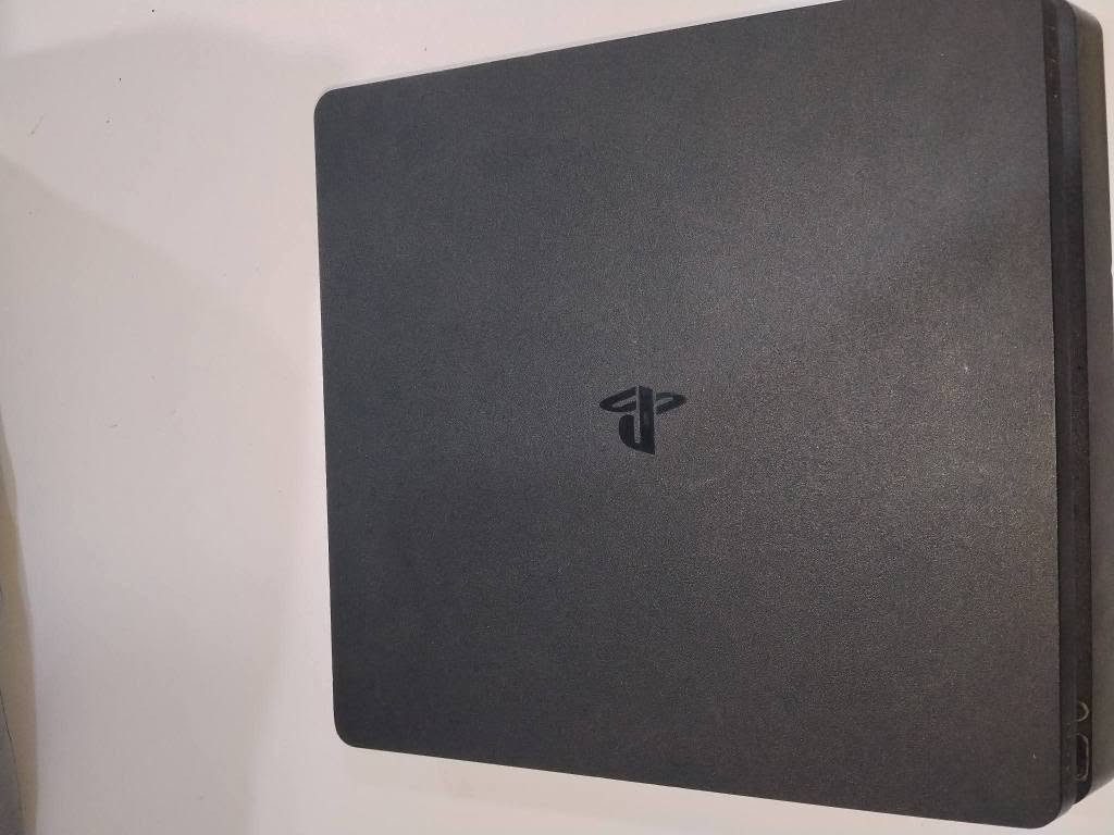 فرۆشی خێرا 

Ps4 slim 1tb 

CD : 

Gta
God of war 3 
Days gone
Bo3
Fifa17

کامل ئه شیاو پاکه تی ماوه 
نه کراوه ته وه 
ته نها ده سکه که ی فه حسێکی ئه وێت گێڕه که ی ۵ بۆ ۱۰ هه زاری ئه وێت 

به س CD کان 60 ئه که وێت 

۲۸۰ هه زار سلێمانی 

***********
*********** السليمانية, العراق
