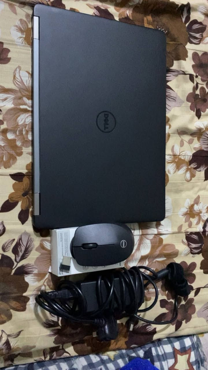 💻 Dell Latitude E5470 - لابتوب البرمجة والدراسة والعاب  خفيفه  و متوسطة 💻
أبرز نقاط القوة للجهاز:
المعالج: Intel Core i5-6440HQ (من فئة HQ رباعية النواة عالية الأداء، وليس فئة U الموفرة للطاقة – يعطيك قوة وسرعة مضاعفة في المعالجة).
كرت الشاشة: منفصل AMD Radeon R7 M360 بسعة 2GB (ممتاز لتشغيل ألعاب مثل PES, CS:GO, GTA V وبرامج التصميم).
الذاكرة العشوائية (RAM): 8GB DDR4 لسلاسة التنقل بين البرامج.
التخزين: SSD 256GB سريع جداً لإقلاع النظام وتشغيل الألعاب في ثوانٍ.
المميزات: كيبورد مضيء، شاشة بدقة عالية، وبدن نظيف وبحالة ممتازة جداً.
الملحقات: الشاحن الأصلي + ماوس وايرليس هديّة.
💰 السعر المطلوب: 290 الف  دينار عراقي (قابل للتفاوض بسيط للجادين).
📍 المكان: [كفائات سيديه-شارع اربعين]
📞 للتواصل:على خاص او على  واتساب: [***********]
