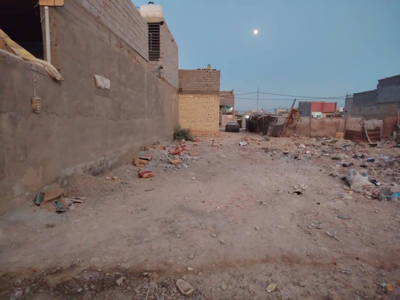 السلام عليكم قطعه ارض مساحتها ١٠٠ متر شارع مشروع قرب مستوصف فرع ابو حسن الفريجي الفرع رصيف مشمول تبليط لاستسفار ***********
