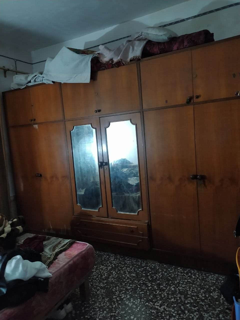 مجموعة غراض غرفه كامله متكونه من جربايه ودوشك للجربايه وميز مرايه وزاويه وكنتور ست بوب وياه ملحق فوك وميز احذيه وميز بلازمه وكاونتر متكون 3 قطع تعليك وقطعه ارضيه للاستفسار الاتصال عل رقمه او التواصل واتساب ***********
