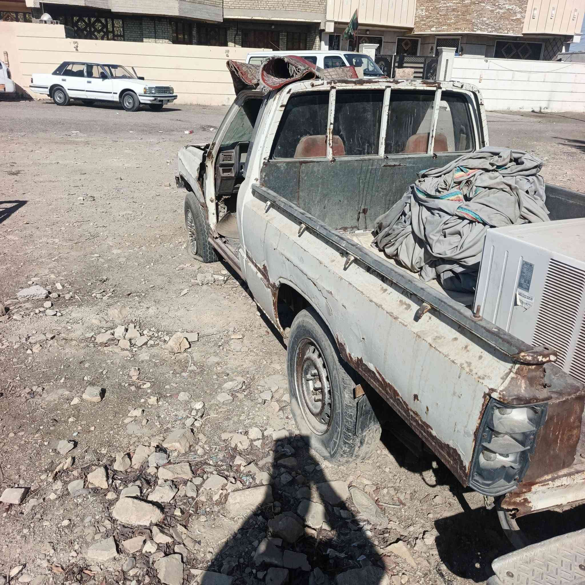 السلام عليكم بيكب موديل ٨٥ للبيع تسقيط مكانها بغداد السعر ١٢ ورقه *********** أو *********** علما بأن السياره شغالة

نص مكتوب في الصور:
- AZARA