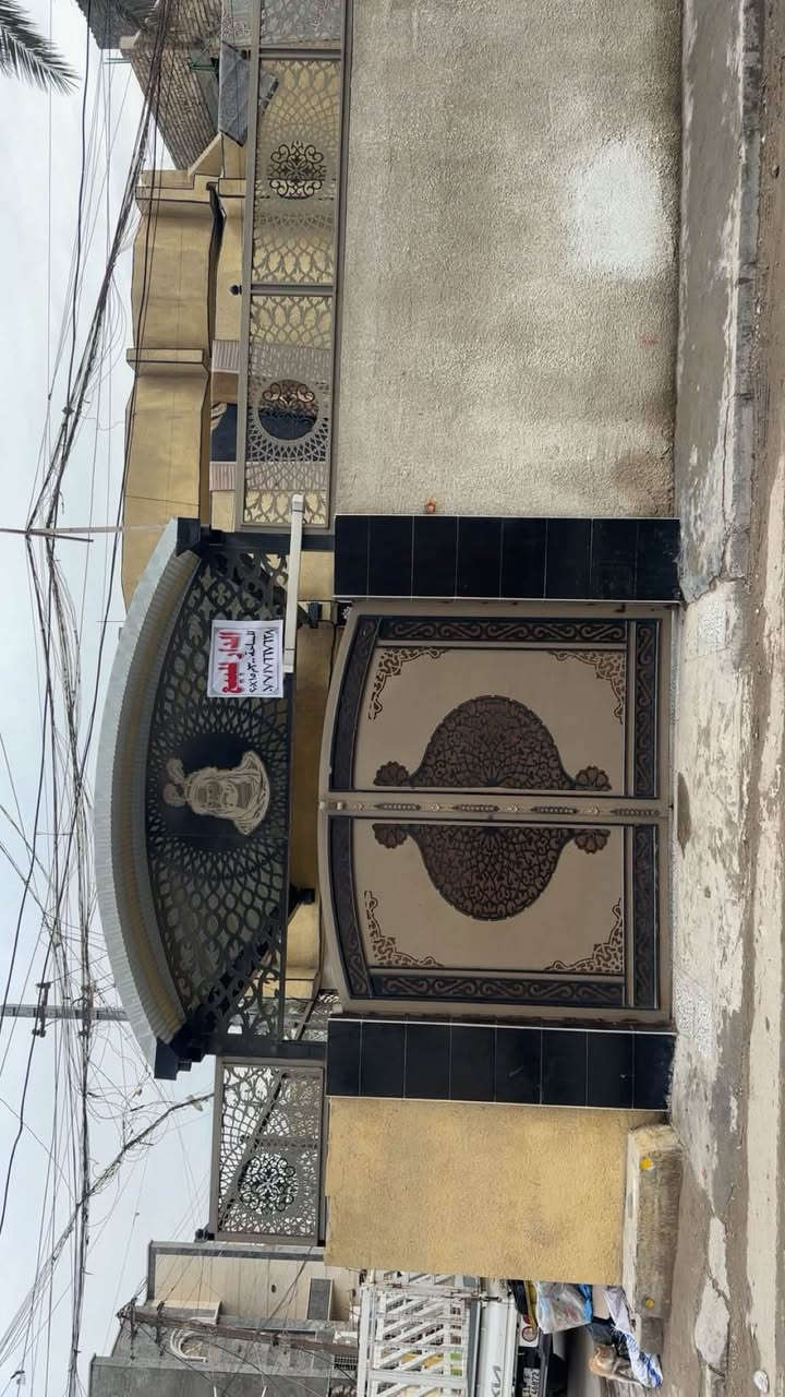 سلام عليكم بيت البيع  المساحه 300 لبيت ركن عل شارع الخدمي لبيت بين لاورفلي 49 بناء تسعينات ترميم سنه2025 لوجه15ونزال20 لموقع الورفلي قرب جامع المصطفي لاستفسار ***********
