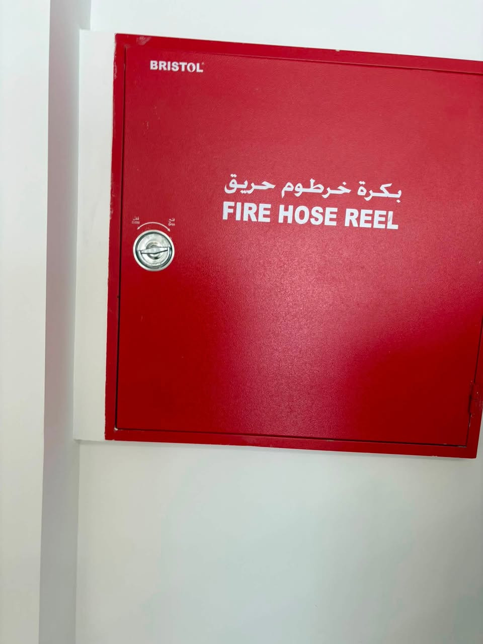 بناية للإيجار مساحة 100متر في البيجية مزودة مصعد وسبالت ومنضومة حرائق  تتكون من قاعتان وشقة تواصل *********** /***********
