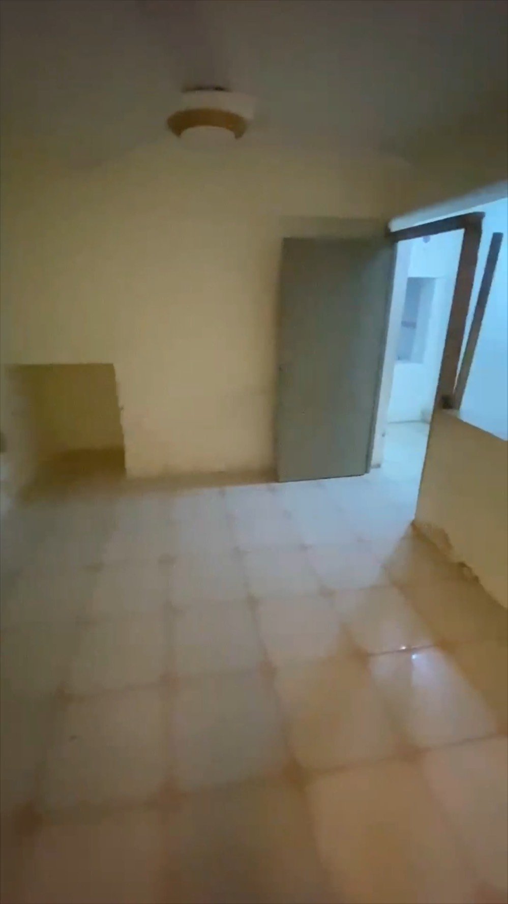 بيت 55 متر 
بيت كامل ثلاث طوابق مساحته 55 متر ، يحتوي على ثلاث غرف وحمامين و مكان مطبخ وبالـ،كونه وترك ، المكان في منطقة الكرادة شارع الصناعة مجاور الجامعة التكنلوجيّة ..
سعر البيت 200 مليون وبي مجال مناسب للشراي .
للآستفسار اتصل على : 
***********
***********
*البيت بعد بي صور للطابق الثالث الي يحوي بعد غرفة وسطح بس الحد مال التطبيق ما يسمح .