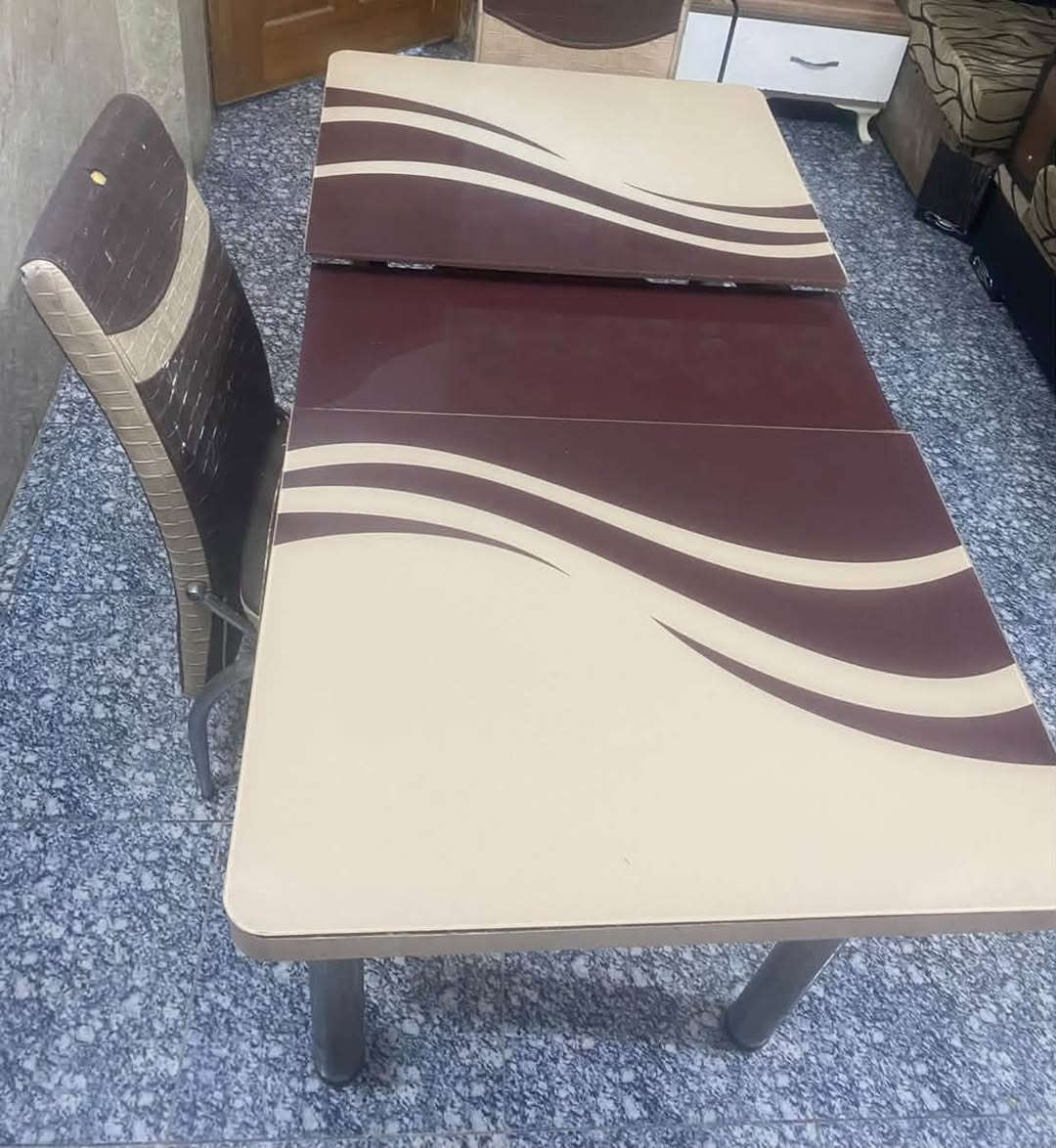 السلام عليكم ميز طعام مستعمل يتكبر ويصغر مع كرسين ٣٥ الف بي مجال قليل مكان الغزاليه رقم وات ساب ***********
