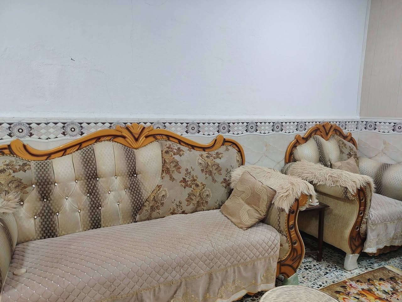 تخم للبيع العدد 5 مقاعد 3 كبار و2 كراسي السعر 300 وبي مجال للاستفسار الاتصال على *********** مكاني الاحرار

