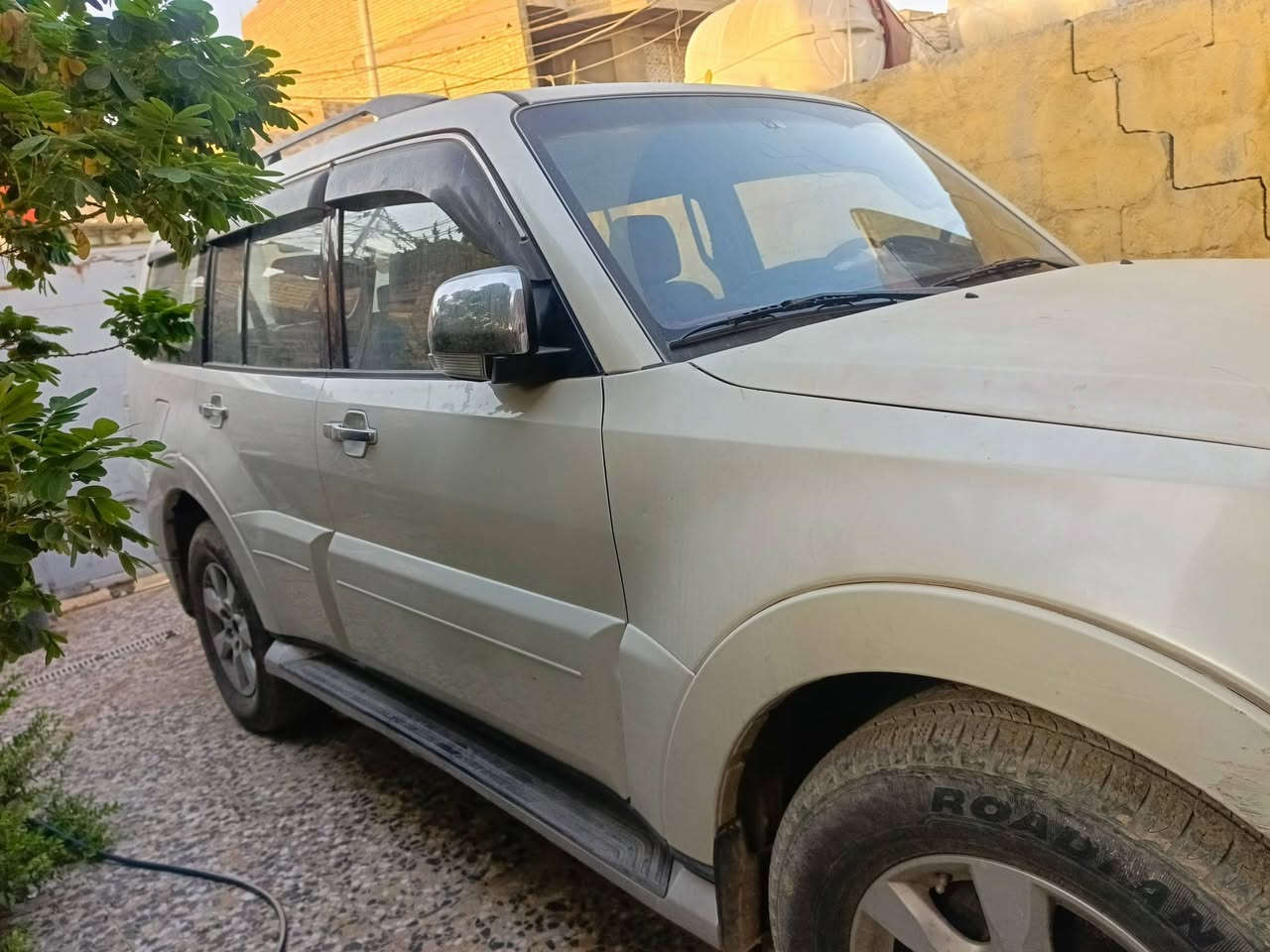 السلام عليكم 
سياره بايجيرو موديل  2010 حبتور 
سياره نضيفه بيه طخه بل باب الخلفي وحادثه فقصد جاملغ أمامي من جهته السايق وبنيد على كد شبر سياره نضيفه لون لؤلؤي تجي وتكلب وشوف بعينك السياره  بحاله جيده  سعره 125وبيه مجال رقمك ***********

