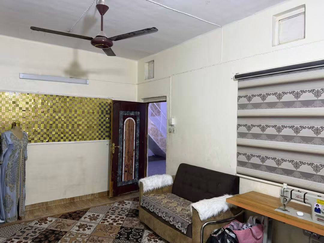 دار سكن للبيع طابو صرف بمساحه 135 م  الديوانية  الإسكان القديم خلف جامع الامام الحسن العسكري ركن ع ساحه مقرنص خدمات كاملة طابقين يحتوي على طابق ارضي 
صالة 
غرفتين نوم 
استقبال
صحيات خارجية وداخلية
طابق الفوك
غرفيتن نوم
صاله عدد2 
سعر 95
للاستفسار ***********
