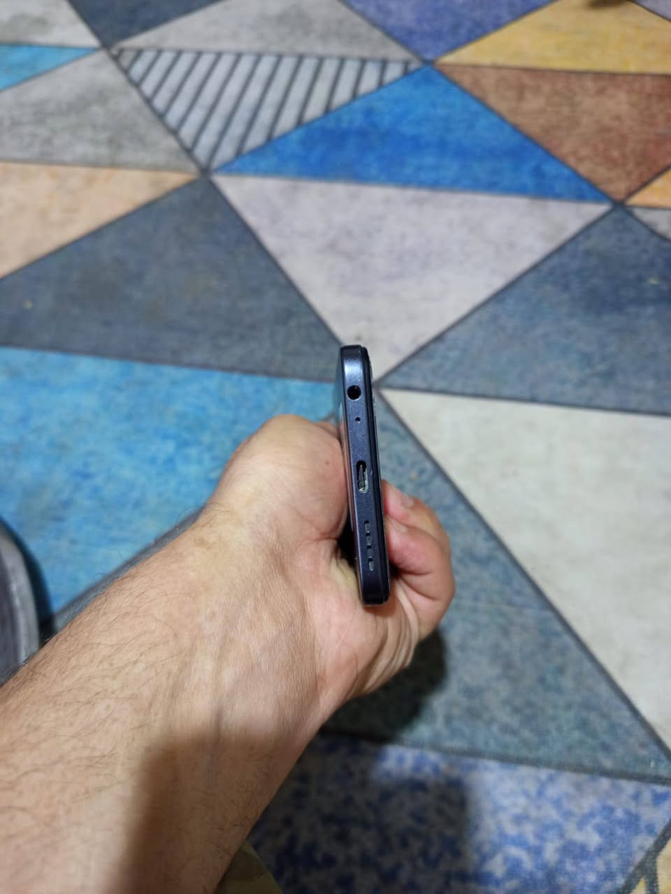 للبيع: هاتف Infinix HOT 60i
الموديل: Infinix HOT 60i (X6728)
اللون: أسود (Sleek Black)
ذاكرة التخزين: 256 جيجابايت
الرام (الذاكرة العشوائية): 4 جيجابايت (+2 جيجابايت إضافية ممتدة)
المعالج: Helio G81 Ultimate (أداء ممتاز وعملي)
الشاشة: HD+ بتردد سلس (720x1600)
الكاميرا الخلفية: 50 ميجابكسل
الكاميرا الأمامية: 8 ميجابكسل
البطارية: 5160 مللي أمبير (تدوم طويلاً)
النظام: Android مع واجهة XOS 15.1.2
الحالة: الجهاز نظيف جداً وبحالة ممتازة وخالي من النواقص.
السعر المطلوب: [، : 190000] دينار عراقي (قابل للتفاوض البسيط)
المكان: [البصرة المعقل]
للتواصل: [***********]
