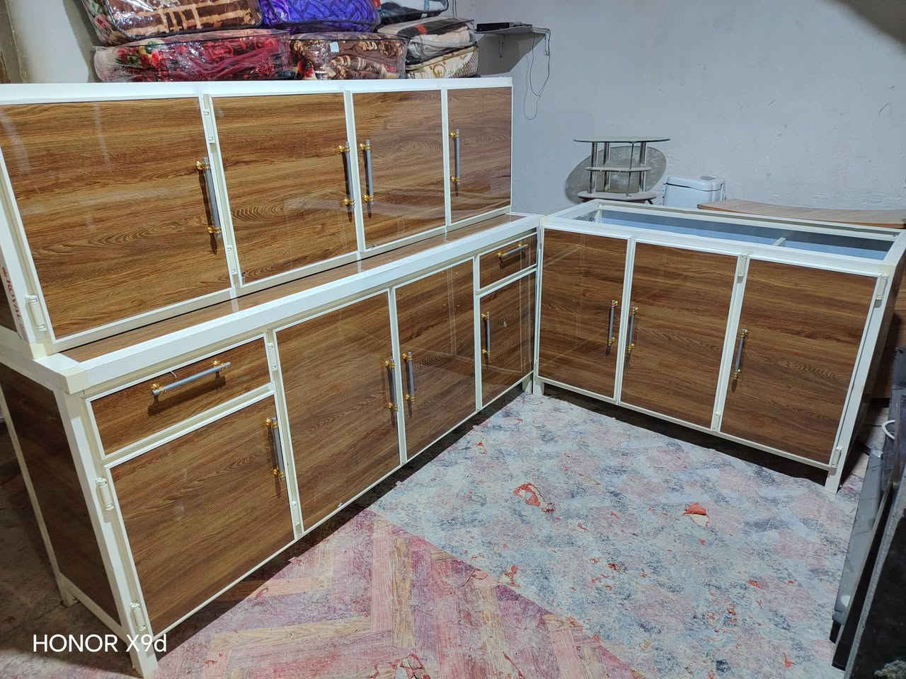 مسواك جديد 
كاونترات المنيوم فصال محشه خشب والداخل مالته بنل 

كاونتر مترين +سنك متر وربع
كاونتر مترين +سنك ١٣٠
كاونتر مترين ونص +سنك ١٣٠
كاونتر مترين ونص +سنك متر ونص
كاونتر أرضي متر
سنك مرمر قياس ١٢٠ فصال محشه خشب
سنك مرمر قياس ١٣٠
سنك مرمر قياس متر ونص فصال محشه خشب

الأسعار تبدي الكاونترات تبدي من ٤٠٠ إلى حد ٦٠٠

العنوان عنه نهاية شارع الحضره مقابل الحديقه
توصيل مجاني داخل عنه
توصيل   القائم _عنه _راوه _الريحانه

رقم الهاتف ***********

نص مكتوب في الصور:
- HONOR X9d