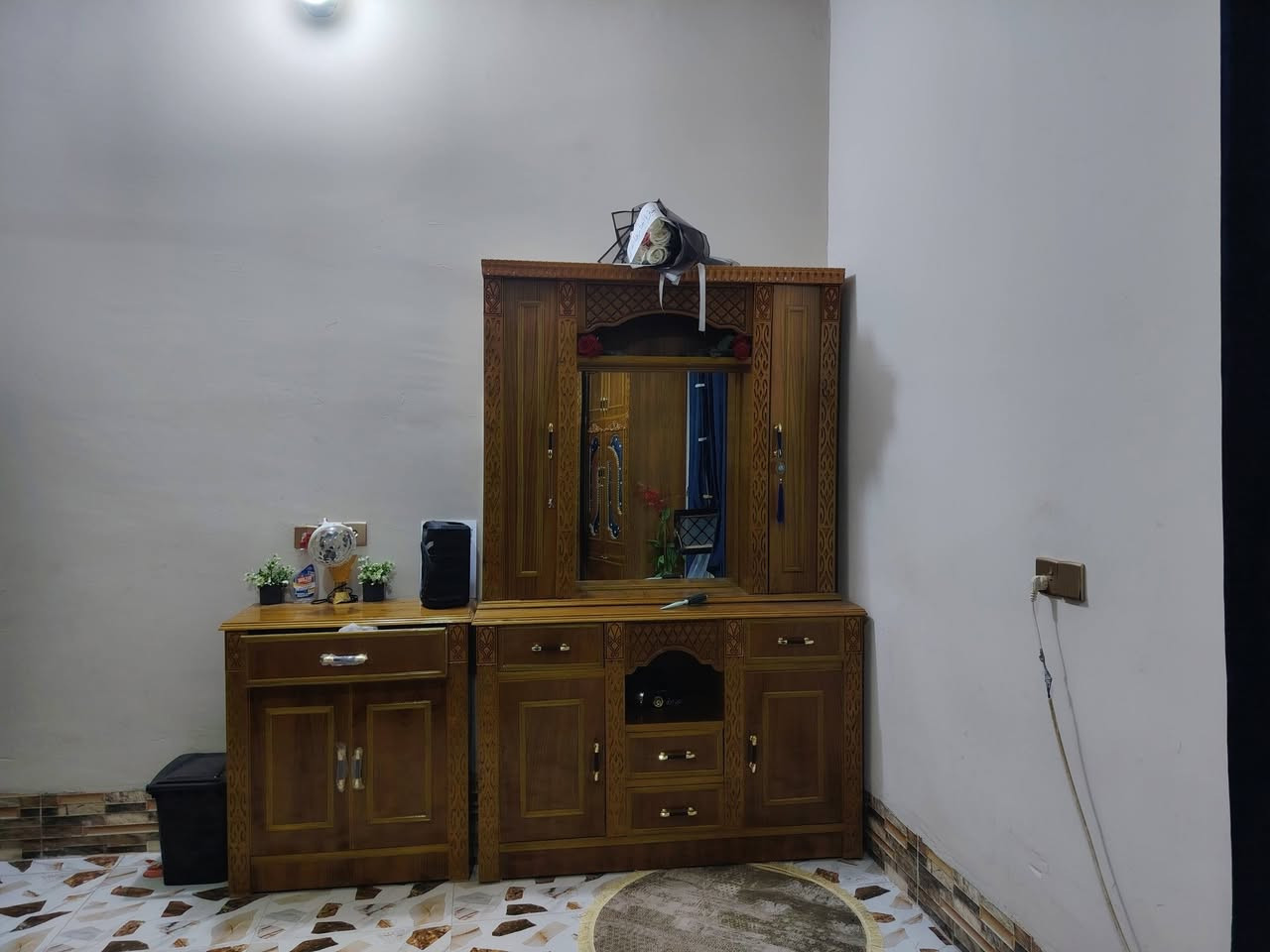 السلام عليكم عندي غرفة اخشاب للبيع الاتصال ***********
