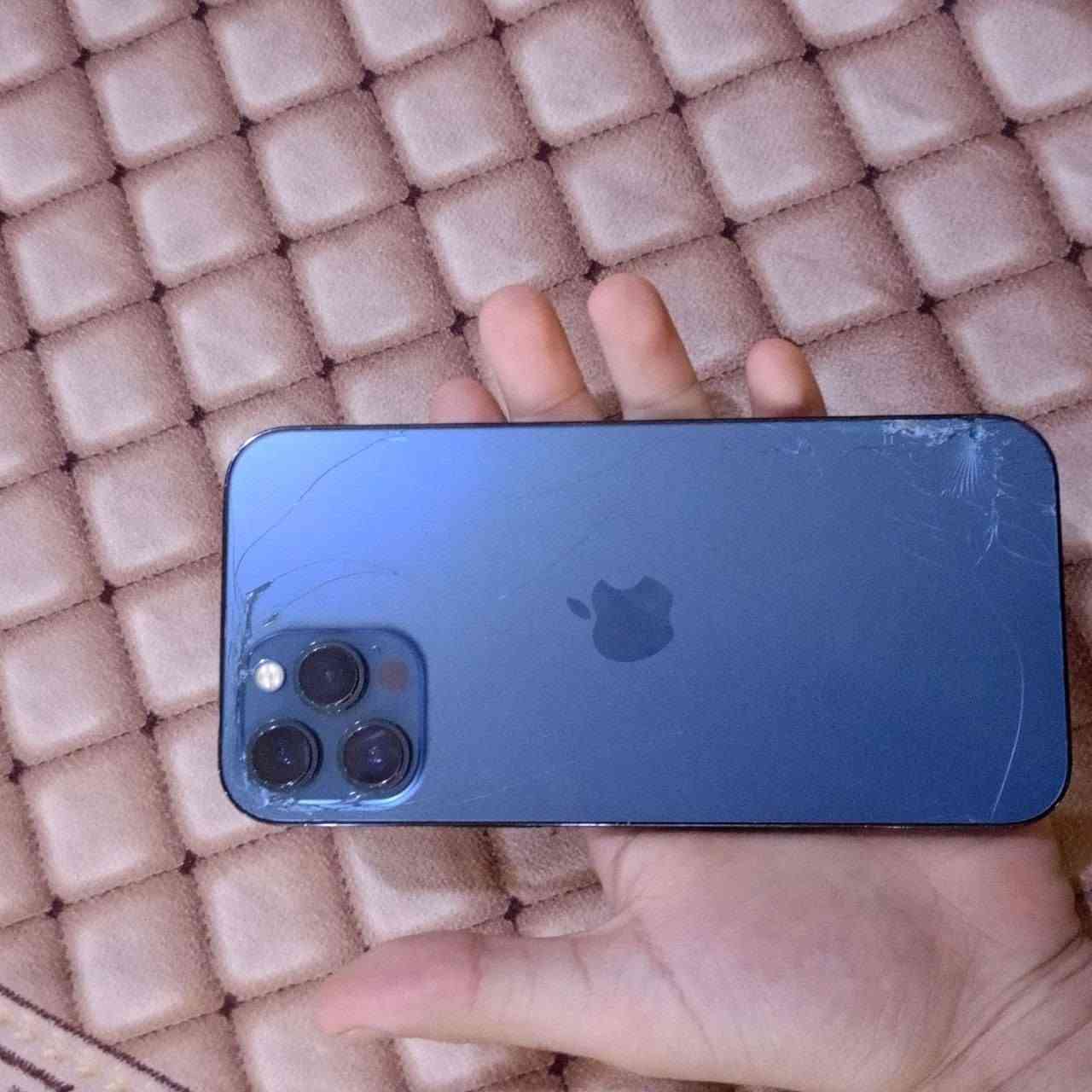 ايفون 12 برو ماكس مبدل شاشه فقط و ويا واير ،سعره 325 وبي مجال حك جيه, الكامره الخلفية ماتشتغل فقط الاماميه ومرات اتصير بلشاشه رعشه بس من يحمه حيل اما اذا بارد سلس راسلني خاص او على هذا الرقم ***********
