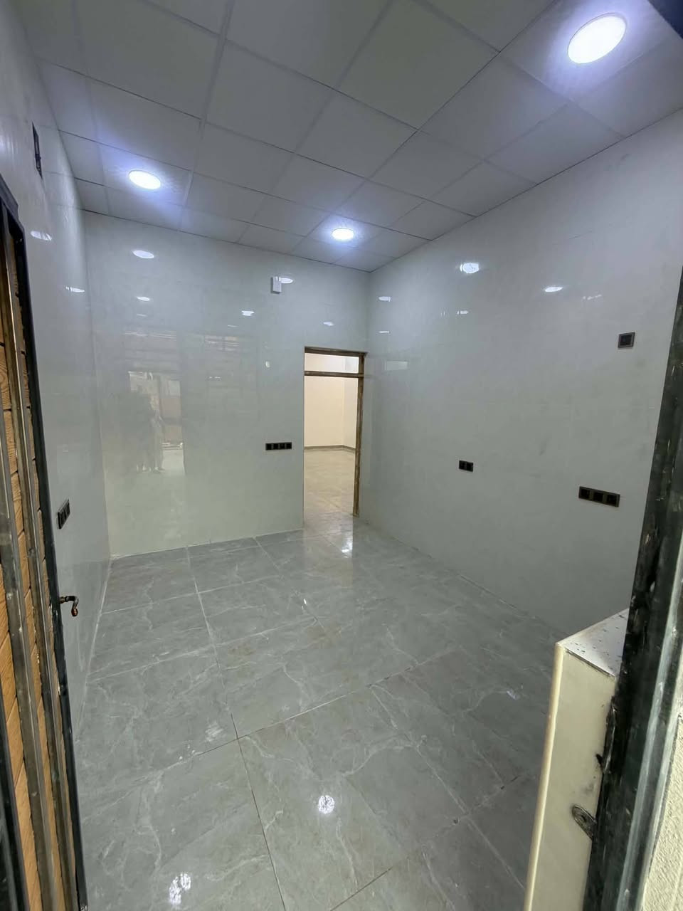 يوجد بيت للبيع طابو مساحة 150 متر وبي فضله بناء درجة اولى بي غرفتين وصاله وديوانيه ومطبخ وصحيات خارجيه وداخليه وكراج وحديقه البيت بعده جديد حتى مامسكون خلف شارع 40 مباشرة اول شارع على اليمين بشارع المحطه سعره 110 وبي مجال استفسار اكثر اتصل على الرقم ***********
