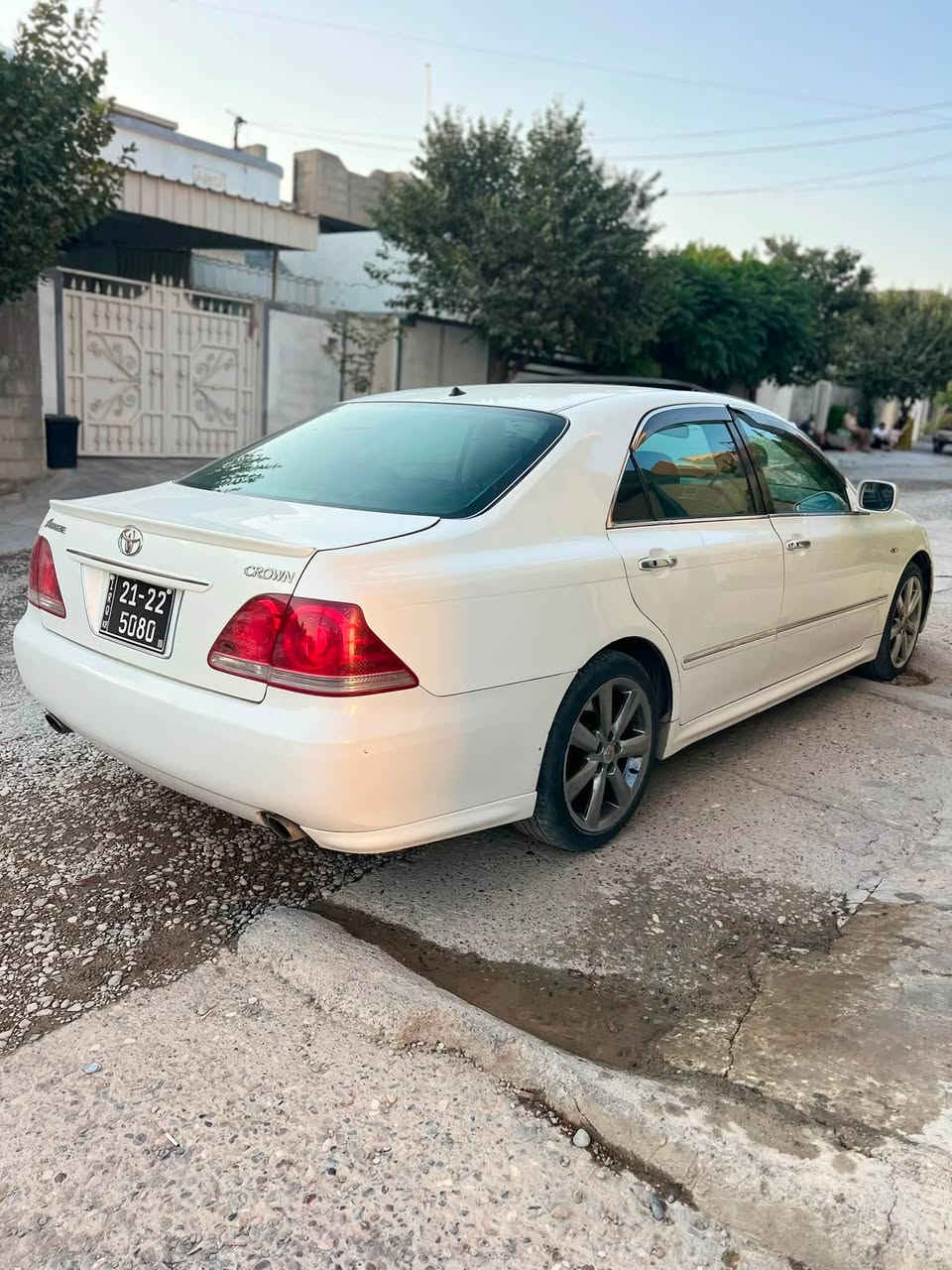 شاهينه ٢٠٠٥
١٨٢ 
سلايت و جلدو هيته ر 
فول فوله 
ويل دينگه 
گيرومكينه و كاره بايي هه موي به شه رت 
چركه ي تيدانيه 
يه ك بولبه ريني سه وتي تيايه 
باقي هه موو شتيكي به شه رته 
بريك به سراره
كود و باركؤدي وه ر گيراوه ته وه
شوين قلادزي 
سه قف و ده حم و ليدراو به شه رت 
***********
