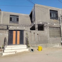 ٢٠٠م • ٤ غرف نوم • قرب مدرسة الجنائن