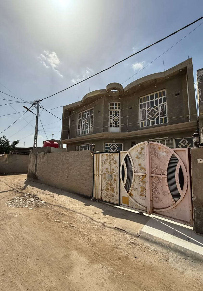 📍 واسط – قضاء الصويرة
حي العسكري – كاع خير العبدالله
قريب من كراج الصويرة
🏡 بيت زراعي للبيع
المساحة: 200 متر
🔹 مواصفات البيت:
يتكوّن من 4 غرف نوم
2 غرف بالطابق الأرضي
2 غرف بالطابق الثاني ( مع سويت لكل غرفة)
صالة واسعة
مضيف
مطبخ
ترك (سطح)
توزيع الغرف مرتب وعملي، مناسب للسكن العائلي
📞 للاستفسار والاتصال:
(***********)
