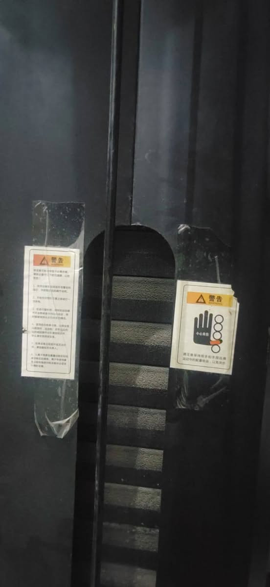 جهاز هوم جم (Home Gym)
الجهاز يشمل جميع تمارين الجسم (صدر، أكتاف، سحب ظهر، باي، تراي، وساقين)
الحالة الفنية: البكرات والوايرات والحديد كله بحالة ممتازة وشغال 100%
يجي ويا اثقال كاملة تناسب كل المستويات 
الجهاز حالياً مشدود ومتركب، وتكدر تجي تفحصه بنفسك وتشوف كل واير وبكرة قدام عينك قبل لا تفكه وتنقله.
حجمه مناسب وما ياخذ مساحة كبيرة بالبيت أو الغرفة.
السعر 450،000 وقابل للتفاوض 
التواصل واتساب ***********
