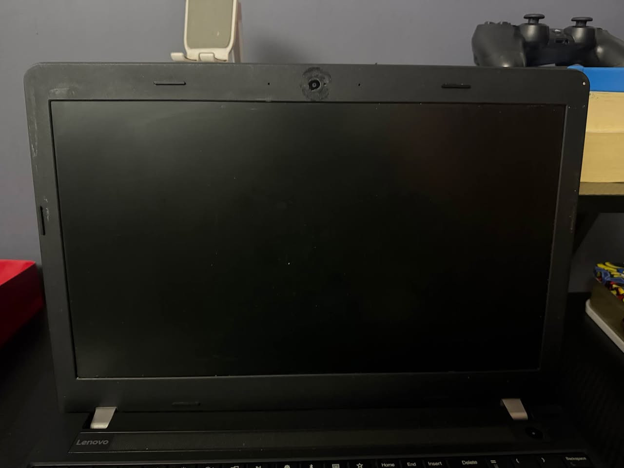 💻 لابتوب Lenovo ThinkPad نظيف جداً للبيع - مواصفات قوية للدراسة، العمل المكتبي، والبرامج الهندسية
 * الماركة: Lenovo ThinkPad
 * المعالج: Intel Core i5 (الجيل السابع 7200U)
 * الرام: 8 جيجا DDR4
 * كرت الشاشة: كرتين شاشة (منفصل NVIDIA GeForce 940MX سعة 2GB + مدمج Intel HD 620 يوصل لـ 4GB)
 * التخزين: 500 جيجا HDD
 * لوحة المفاتيح: كيبورد عربي أصلي
 * الحالة: الجهاز شغّال 100%، نظيف وبحالة ممتازة وخالي من المشاكل.
📍 المكان: بغداد - الشعب
📞 للتواصل والواتساب: *********** بغداد, العراق
