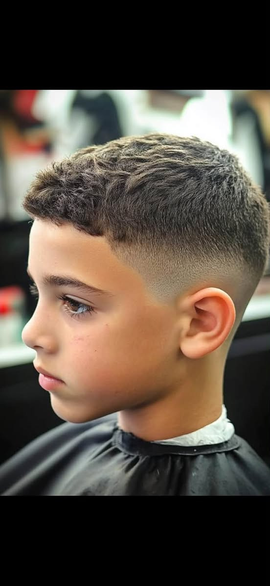 � تريد قصة مرتبة وتغيير يليق بيك؟ 🔥
حلاقة شباب ✂️ | حلاقة أطفال 👦 | ترتيب وتحديد اللحية 🧔
تدريجات نظيفة ومرتبة وبستايل يناسبك 👌🔥

📍 العنوان: صالون شمري – قرب مدرسة الطوسي
📲 للحجز والاستفسار واتساب: ***********

✨ نورتونا وتشرفنا بخدمتكم
