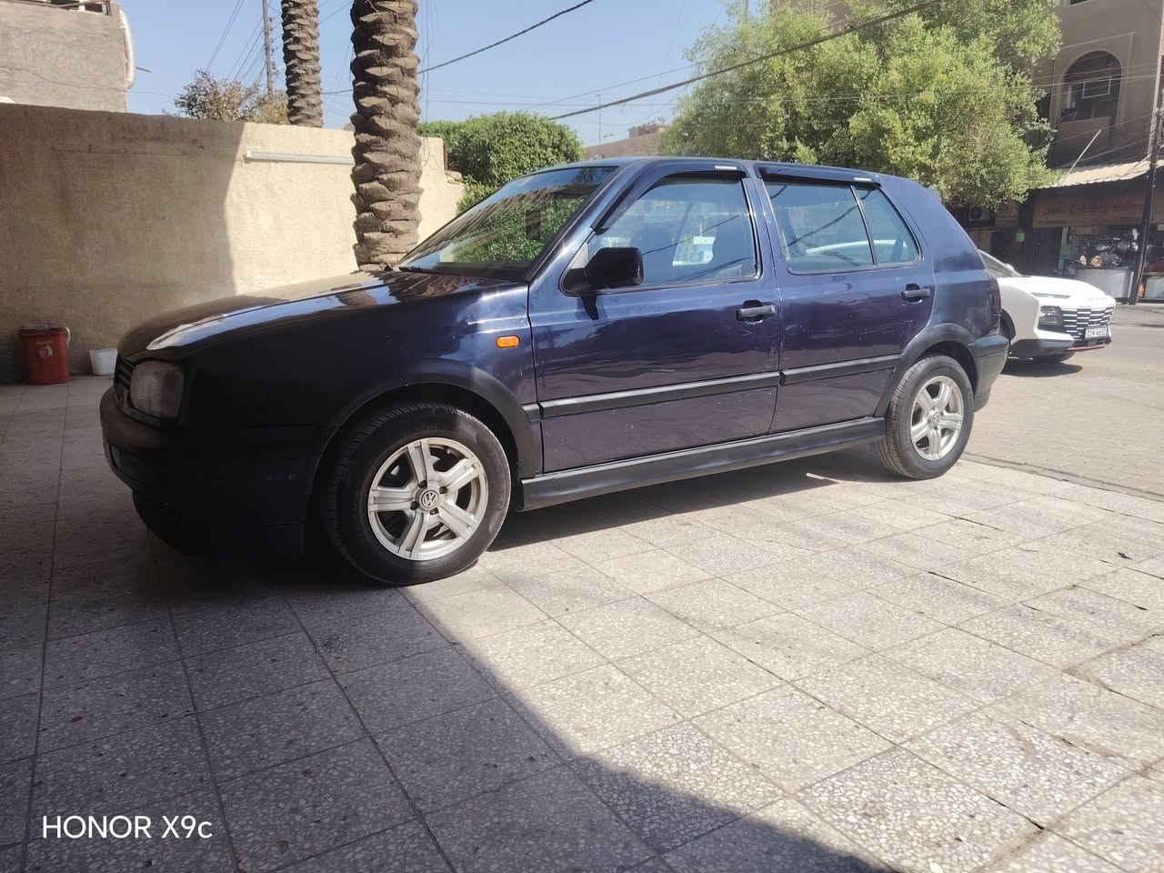 للبيع كولف مديل 1992  بغداد رقم دولي تحويل مباشر 
مصبوغه عام بدون ضربه 
مكينه 2000 كير اتو
مكينه كير خير من الله وعلى الفحص 
صدر خير من الله                                      السعر 39 وبيها مجال بسيط 
كهربائيات كلها شغاله                               مكانها الدوره جمعية خير الله 
تبريد ثلج❄يعني ثلج                                          ***********
داخل اخو الجديد
عليها كتات ودوس  تخم كامل 
سقف روز 
شادلها منظومة زنون  شرط الليل نهار 
بالعافيه على الي ياخذها

نص مكتوب في الصور:
- HONOR X9c