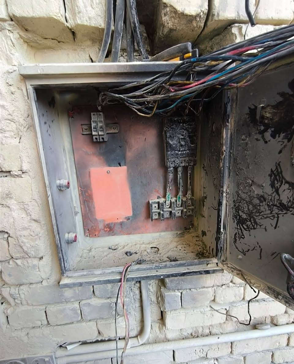 كهربائي منازل عام شعندك عطل او ترميم او ادامة خادم ***********

نص مكتوب في الصور:
- قبل
- بعد
- MAIN SUPPLY (230V AC) MAIN INCOMING CABLE MAIN ISOLATOR SWITCH (100A, DP) RESIDUAL CURRENT DEVICE (RCD, 63A 30mA) EARTH BAR ROD IMAIN PROTECTION) MAIN SWITCH LIVE BUSBAR LIGHTING CIRCUITS POWER SOCKETS WASHING MACHINE (MACHINE) ELECTRIC COOKER (HOB/OVEN) WATER HEATER BEDROOM SOCKETS FIXED APPLIANCES SOCKETS (KITCHEN) SOCKETS (LIVING ROOM) LIGHTS (UPSTAIRS) LIGHTS (DOWNSTAIRS) EARTH BAR NEUTRAL BAR DIXY RAIL DIN RAIL MCBS 69 B16 622 92A 92A 18A 57A 18A S2A 8A 6A 37A 22A 336 50A 326 16A 57A
- وحدة تحكم في مستوى الماء
- خزان المياه
- مضخة