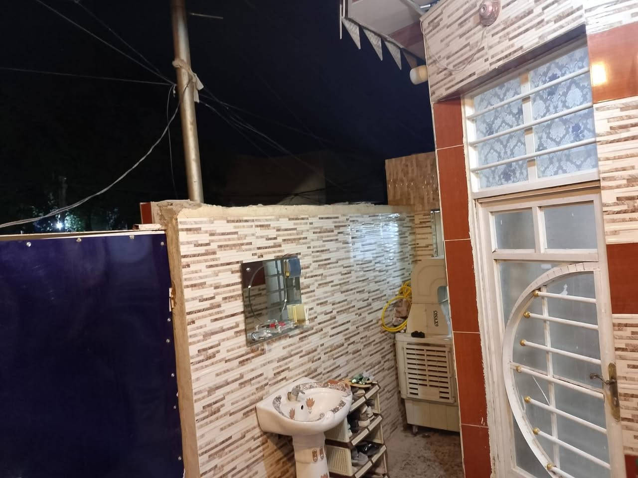سلام عليكم البيت البيع مساحة ١٠٠متروجهه البيت ٧لاربع طابق ونص جوه غرفة صاله مطبخ حار بارد ستقبال تخاريج داخل وخارج البيت جاهز طابق ثاني غرفة وصالة عوزهن بياض ورضيه عماريه طابق ثاني لاساس صب وسقف صب طابق ثاني عكاده لاتصال على رقم *********** موقع شارع مطار قديم
