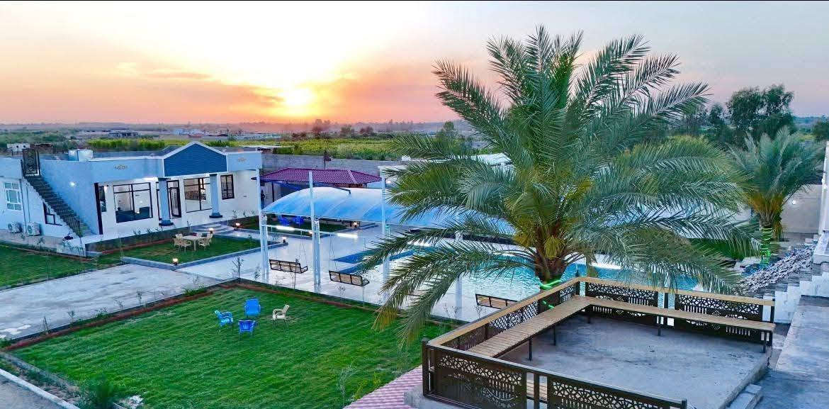 مزرعة النهرين السياحية  VIP 👑 

إحجز مزرعتك وتمتع بالخصوصية التامَّة 

*  مساحة المنتجع دونم (( 4 دونم ))

* التيار الكهربائي على مدار 24 ساعةٍ كاملة دون إنقطاع 

* مسبح مخصص للأطفال 👧 👦 

* مسبح مخصص للكبار

* يحتوي منتجعنا على ألعابٍ للكبار (( منضدة 🏓 + فيشه )) 

* صالة كبيرة مؤثثة ومكيفة +2 غرفة نومة ومكيفة 

* خدمة إنترنت 🛜 مفتوح مجاني

* ألعاب أطفال 🧒 
 
* مكانٌ مخصص للشواء مجهز بجميع الإحتياجات الخاصة لذلك 

* مجموعة صحيات متكاملة

بستان واضحة داخل الصور كبيرة 

‼️ملاحضة:- علماً يتم تفريغ الماء و اعادة ملأ المسبح بل كامل 😷 

ملاحضة:- المزرعة موثقة في تطبيق اجرلي  ⚠️ 

إحجز ☀️ إسبح 🏊 إشوي 🐟 وإقض أحلى وأمتع الأوقات مع عائلتك في أجواءٍ صيفية 

#العنوان_صلاح_الدين_قضاء_بلد.. 

للحجز والإستفسار الاتصال على الرقم *********** 
أو المراسله واتساب  من خال الرابط
https://wa.me/+9647512781533
