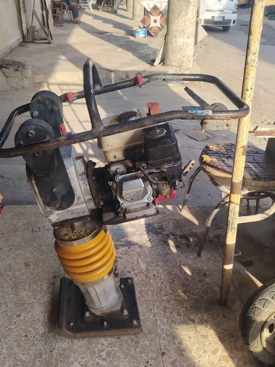 البيع كنغر قفار فحل نظافه 90بل 100 محرك هم نظيف مشتغل شي قليل
