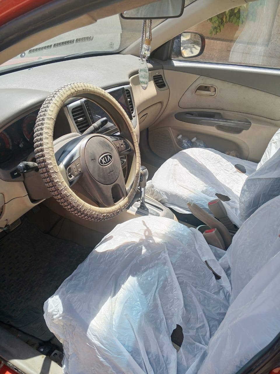 السلام عليكم كيا ريو موديل 2011 خليجي بيها صبغ جاملغ خلفي أيمن بدون داخل وجاملغ امامي أيمن والسياره بيها جراد وطخات خفيفه محرك حجم 1600 بيه تنقيص قليل كير خير من الله تخم تايرات نضيفات صدر جديد باتري وداينمو جديد شاشه (ايباد) وكامره رقمها بغداد بأسمي هزه وسنويه جديده نواقصها مشط ستيرن وتبريد يردله غاز سعرها  72  وبيها مجال حك الجيه مكاني /بغداد_ التاجي الهاتف / ***********    *********** ابو حسام
