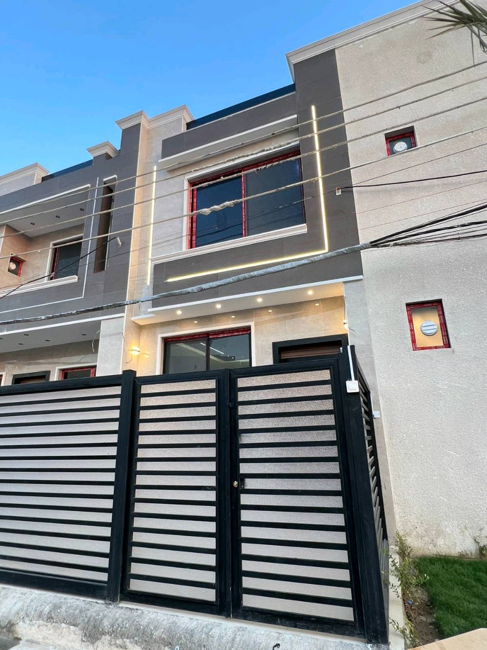 ​إياد عدنان | للعقارات 🏠✨
​دار للبيع – بناء حديث درجة أولى 📍 حي الجهاد / منطقة الضباط (مجاور شقق حي صدام)
​فرصة ممتازة للسكن أو الاستثمار بمواصفات مميزة واستغلال مثالي للمساحة:
​المساحة: 60 متر مربع
​الواجهة: 4.5 متر (ضلع منفصل غير مشترك)
​الغرف: 4 غرف نوم
​الصحيات: 3 حمامات
​المرافق: استقبال واسع + مطبخ متكامل
​📞 للاستفسار والتواصل (اتصال أو واتساب):
***********
​🔔 لا تنسوا متابعة الصفحة ليصلكم كل جديد من العروض العقارية المميزة!