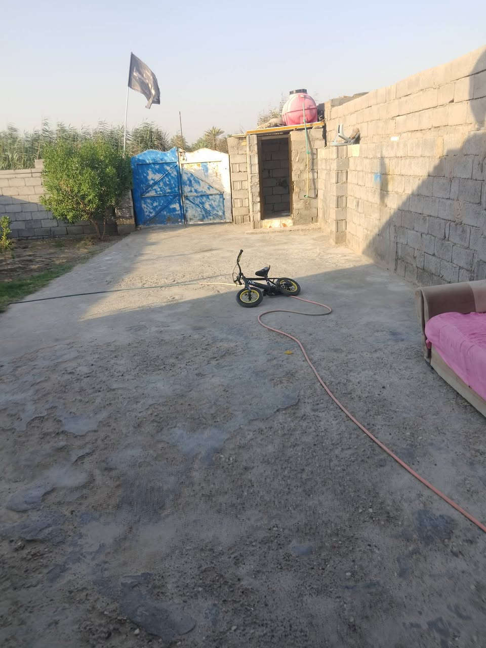 السلام عليكم للبيع بيت زراعي سند 25 وره محطه حمزه دعيل مساحه 300 بي غرفه النوم وستقبال ومطبخ وحمام مسكف سنوديج السعر 13 مليون استفسار ***********
