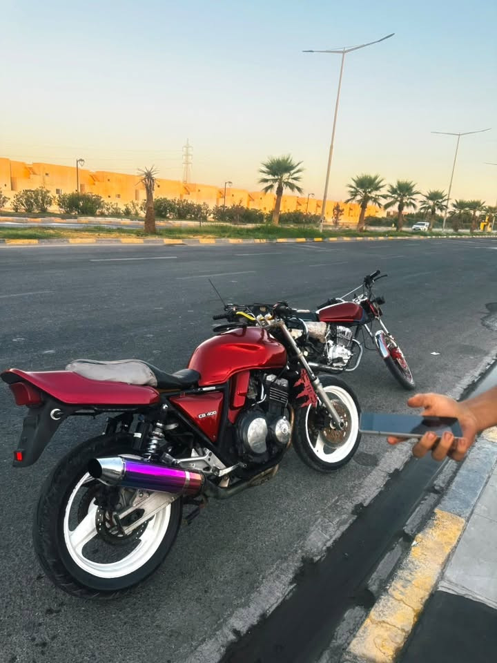 السلام عليكم 
CB400  للبيع او مراوس مع فرق 
بطحه نضيفه حيل 
كير محرك كله شرط 
شلعه ومعدل فول 
تايرات جدد 
ضفيره شرط 
كهربائيات شغاله
دبلات جدد
اوراق موجوده اصوليات شرط
الشراي يتصل ***********
