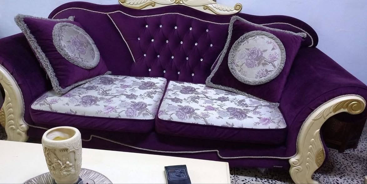 تخم صناعه تركيه / شاصي حديد مغلف بخشب الزان الطبيعي قماش قديفه بلون بنفسجي مميز..
١٠ مقاعد. 
كرسيين  وثلاث قنفات واحد بمقعدين واثنان بثلاث مقاعد. 
تكلف
ه استيراده 950 $
واريد بيعه  ب٤٥٠ الف فقط 
المكان شهداء البياع شارع المضخة الثاني. *********** واتساب
