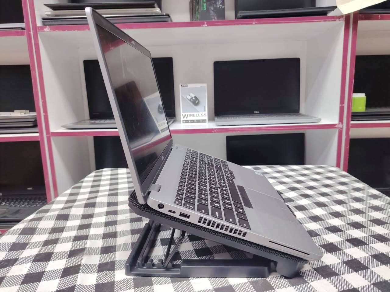 بمعالج i7 من الجيل العاشر وبسعر مناسب
مناسب لـ: الدراسة، الأعمال المكتبية، المهندسين،البرمجه
💻 Dell Latitude 5510

   المعالج: Intel Core i7 10
-الرام: 8GB DDR4  — قابل للتطوير
-التخزين: 256GB SSD M.2— قابل للتطوير
-الشاشة: 15.6 بوصة
-كرت الشاشة: Intel UHD Graphics مدمج

🏠المكان بغداد الامين الثانية
🚙التوصيل مجاني لجميع المحافظات مع ملحقات
🖱️ماوس
💼حقيبة
🔌شاحنة
الضمان اسبوعين 
مع وصل ضمان يضمن حق الزبون
التواصل واتساب : ***********
السعر بـ 430 الف دينار فقط
