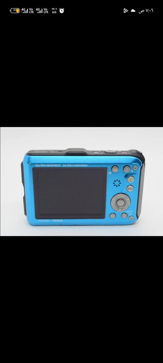 كاميرا Panasonic Lumix DMC-FT3 هي من شركة Panasonic اليابانية 🇯🇵
📷 المواصفات الأساسية
الدقة: 14.1 ميغابكسل فعليًا.
المستشعر: CCD بحجم 1/2.33 بوصة.
أقصى دقة للصور: 4320 × 3240.
نوع الكاميرا: مدمجة Compact.
ألوان الصور: 4:3 و3:2 و16:9. �
Panasonic +١
🔭 العدسة والتقريب
تستخدم عدسة LEICA DC VARIO-ELMAR، وهي من أبرز نقاط قوة الكاميرا.
زوم بصري: 4.6×
البعد البؤري المكافئ: 28–128mm
فتحة العدسة: F3.3–F5.9
زوم رقمي: 4×
تقريب Intelligent Zoom يصل إلى 6×
يوجد Power O.I.S. لتثبيت الصورة بصريًا.
التصوير القريب يصل إلى 5 سم عند استخدام الزاوية الواسعة. �
Panasonic
🌊 مقاومة الماء والصدمات
وهذه أهم ميزة في FT2:
مقاومة للماء حتى 10 أمتار.
يمكن استخدامها تحت الماء لمدة تصل إلى 60 دقيقة وفق شروط الشركة.
مقاومة للغبار.
مقاومة للسقوط من ارتفاع يصل إلى 2 متر.
مقاومة للتجمّد حتى -10°C. �
ManualZilla +١🎥 الفيديو
تسجل فيديو HD 720p وليس Full HD:
1280 × 720
AVCHD Lite
تصل إلى 60p في وضع AVCHD Lite، مع خرج المستشعر 30 إطار/ثانية.
وتدعم أيضًا Motion JPEG.
يوجد HDMI Mini لعرض الفيديو والصور على شاشة متوافقة. �
Panasonic
🖥️ الشاشة
الحجم: 2.7 بوصة
النوع: TFT LCD
الدقة: حوالي 230 ألف نقطة
تغطية الصورة: حوالي 100%.
يوجد وضع Power LCD لتحسين الرؤية في الخارج. �
Panasonic
🌙 التصوير في الإضاءة الضعيفة
حساسيتها:
ISO 80 / 100 / 200 / 400 / 800 / 1600
وفي وضع High Sensitivity يمكن أن تصل إلى ISO 6400، لكن جودة الصورة تقل بشكل واضح عند رفع ISO بسبب صغر حساس CCD. �
Panasonic
وتحتوي على أوضاع كثيرة، منها:
تصوير ليلي
بورتريه
رياضة
غروب
طعام
أطفال
حيوانات
ألعاب نارية
سماء مليئة بالنجوم
بانوراما
تصوير تحت الماء
Beach & Surf
Snow
High Dynamic
High Sensitivity
⚡ التصوير المتتابع
يوجد وضع تصوير سريع يصل إلى حوالي 10 صور/ثانية في وضع السرعة، لكن بدقة منخفضة تبلغ حوالي 3 ميغابكسل. كما يوجد التصوير المتتابع العادي بحوالي 1.8 صورة/ثانية. �
Panasonic
🔋 البطارية
تستخدم بطارية:
Lithium-ion 3.6V / 940mAh
وعمر البطارية الرسمي حوالي 360 صورة وفق معيار CIPA. �
Panasonic
💾 الذاكرة
تحتوي على ذاكرة داخلية حوالي 40MB، وتدعم:
SD
SDHC
SDXC
وأفضل شيء استخدامها مع بطاقة SD حديثة بسعة مناسبة. �
Panasonic
📏 الحجم والوزن
أبعادها تقريبًا:
99.3 × 63.1 × 24.3 ملم
والوزن:
حوالي 167 غرامًا للجسم فقط.
حوالي 188 غرامًا مع البطارية وبطاقة الذاكرة. �
السعر 100.000 مع التوصيل لكافه محافضات العراق رقمي راسلني واتساب وتدلل ***********
