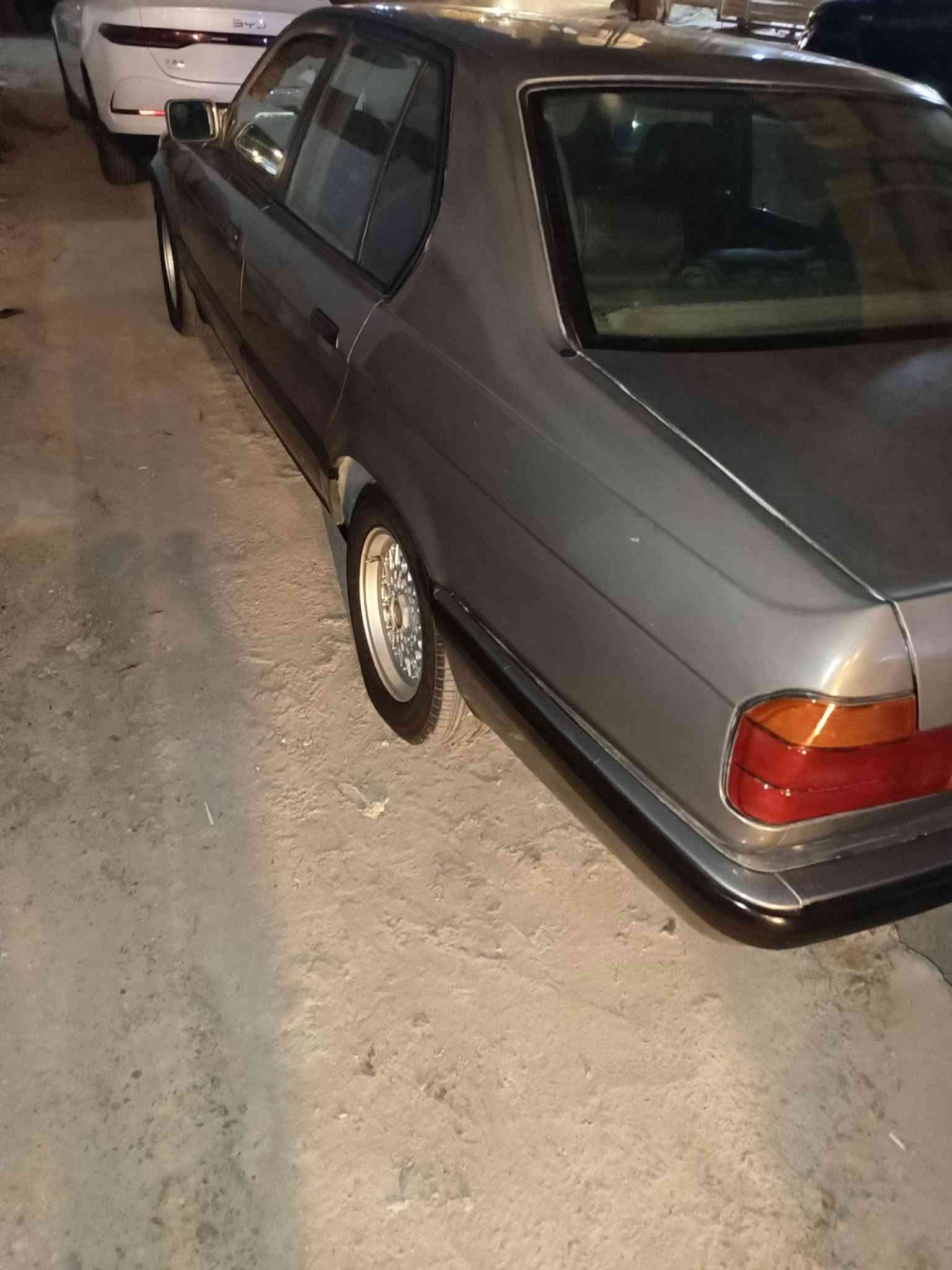 السلام عليكم 
عندي بي ام حجم 740 كير اوتوماتيك تمساح موديل 92بغداد بسمي انشالله اي نقص ما بيها كامله مصبوغه عام بدون حادث فتحه كشتات جلد كهرباء ويلزخليه دبل ايرباك  كلشي اصلي بيها مكانها بغداد السعر 55وبيها مجال الاتصال على ***********
