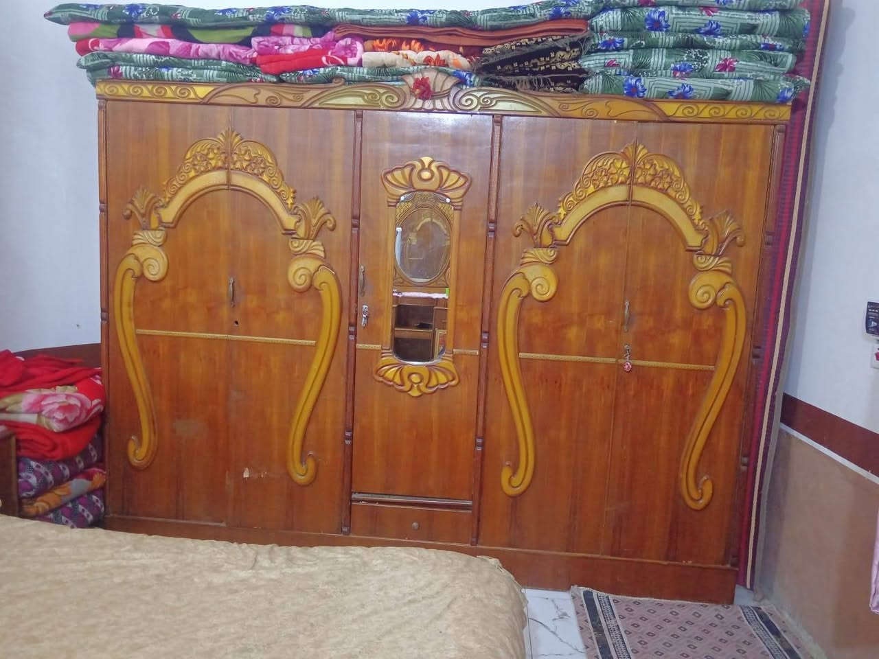 للبيع غرفه خشاب 5 قطع (تاج + جربايه + صالون + كنتور + زاويه) نضيفه واحلى من الصور السعر 375 
مكاني شاميه- صلاحيه 
للاستفسار ***********
