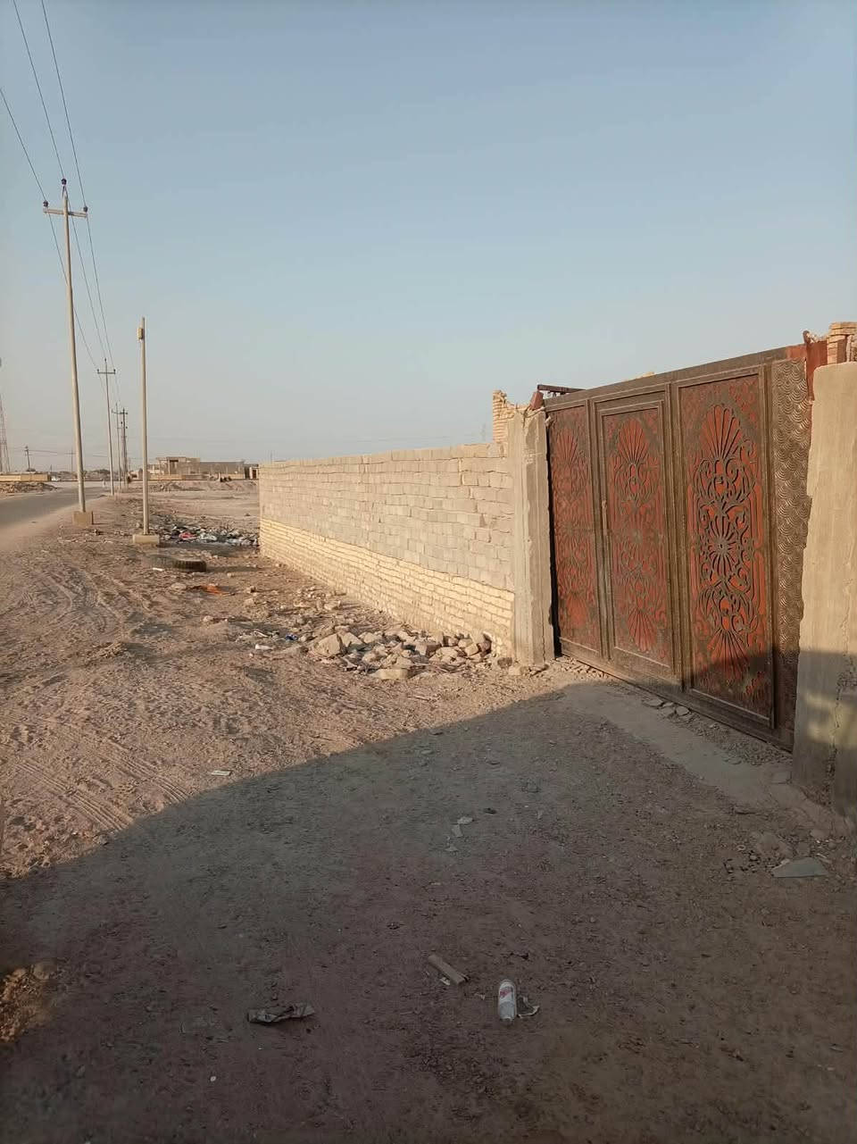 السلام عليكم
، قطعة للبيع 2000 متر 
بالحميدية قريبة الشارع العام، 
مسيجة وجاهزة ومبني بيها 3 غرف، مخدومة تبليط، ماي، كهرباء.
للاستفسار/ مراجعة مكتب عقارات الفنار مجاور مستشفى الخضر العام (***********)
