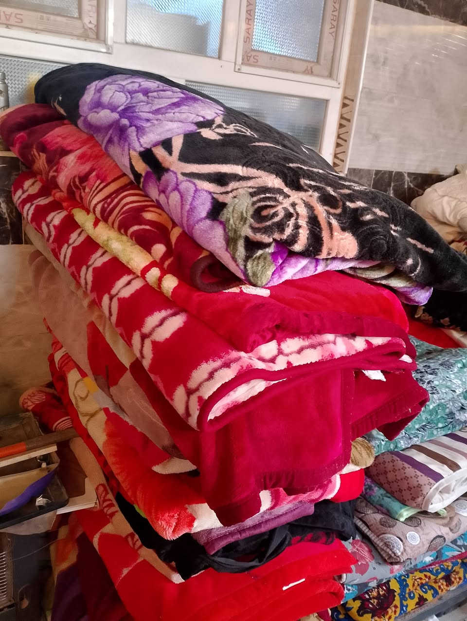 يوجد غراض باله  للبيع بطانيات لحف جودليات غطوات مخاد بسعار مناسبه العنوان الدوانيه حي الزهراء مقابيل عمارات الزيتون مدخل علوه المخضر القديمه الاتصال ***********

