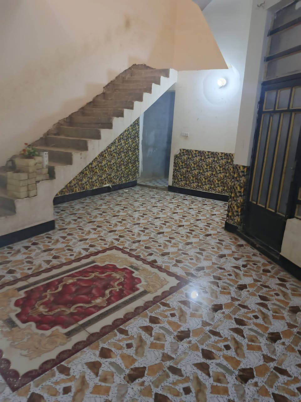 بيت للإيجار وره مجمع الرحاب طابق ونص غرفه جوه وعرفه فوك بدل اليجار
250 هاذا رقمي ***********
