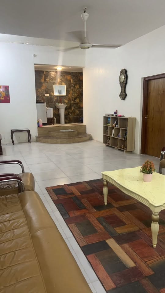 بيت للايجار
يحتوي ٢ غرف وصحيات ثنين وحمام داخل الغرفة الكبيرة 

ومطبخ وصالة كبيرة واستقبال 

وكراج سيارة   

سعر الايجار ٤٠٠ الف قفل لان البيت بي نص اثاث بي سبلت بالغرفة والمطبخ كاونتر حديث تزكام والغرفة الكبيرة بيها غرفة اخشاب كاملة ويحتوي همات قنفات ومغاسل ومرايات. 

العنوان :الديوانية حي الفرات منطقة ال خليفة فرع مخبز الفرات قريب جداً على الشارع العام .

الرقم :***********
