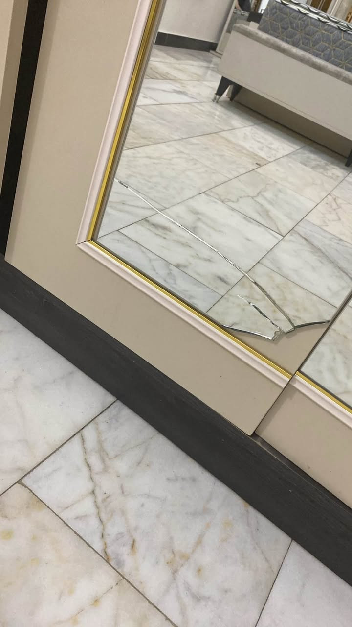السلام وعليكم غرفه تركيه نضيفه  بس بيها ضرر خفيف كلش سعرها 900 وبيها مجال
***********
