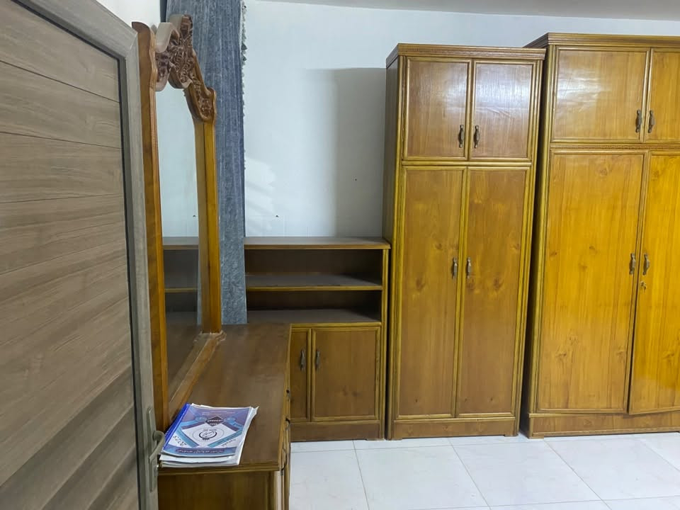 الغرفه للبيع 🛏️ صاج عراقي الاصلي نضيف جداً
1- متكونه من جربايه 2 نفر 
2- كومدي عدد 2 
3- كنتور 5 باب مع الملحقات
4- زاويه كنتوريه 2 باب
5- ميز 2 باب مع رفين 
6- ميز مرايه كبير مع بابين 
الأتصال على الرقم *********** يوجد واتساب او رصيد📍سعرها مناسب بالنسبة للغرفة لأن نضيفة كلش

