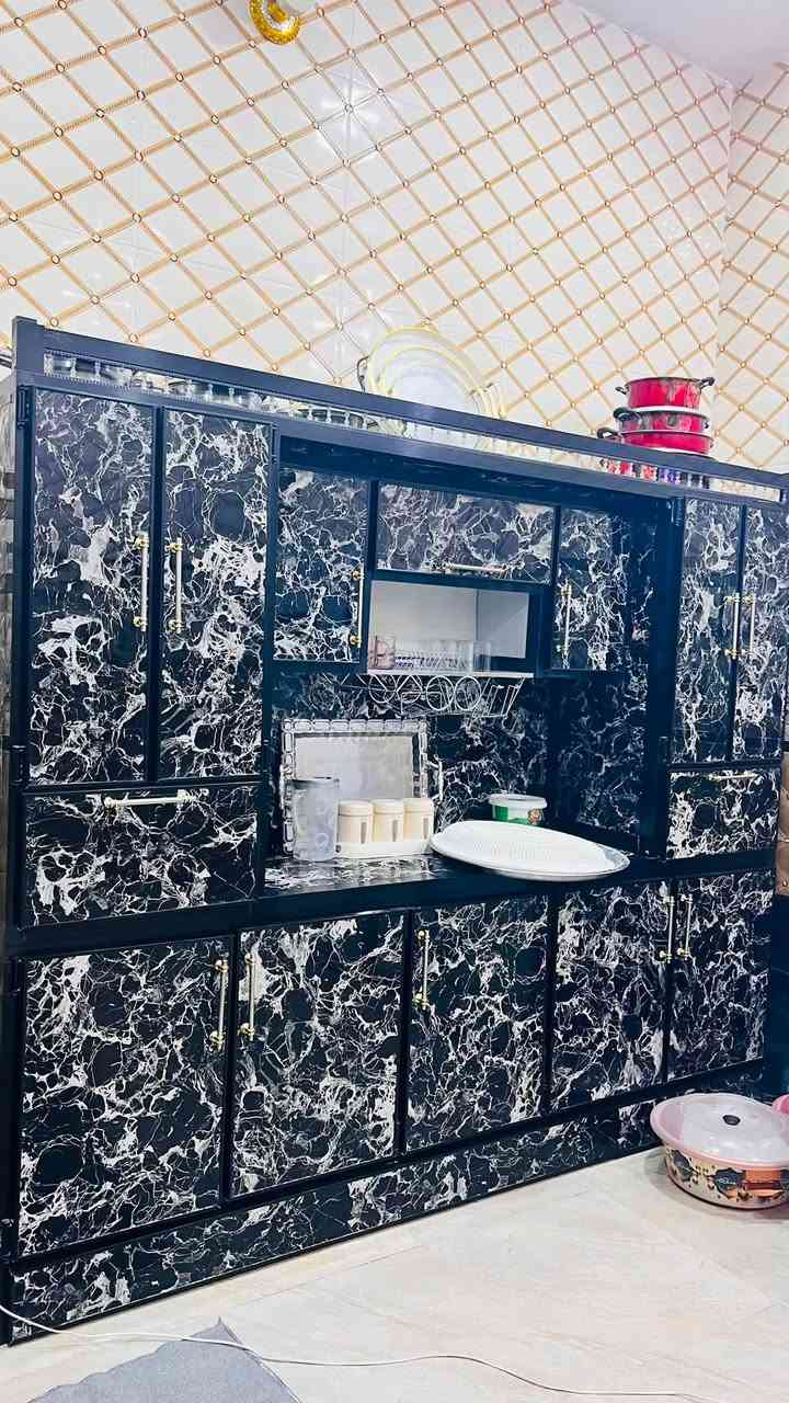 كاونتر للبيع حطاطه شغل المنيوم درجه اولئ✅
اربع قطع 
السعر ٦٥٠ الف وبيه مجال بسيط 
***********
