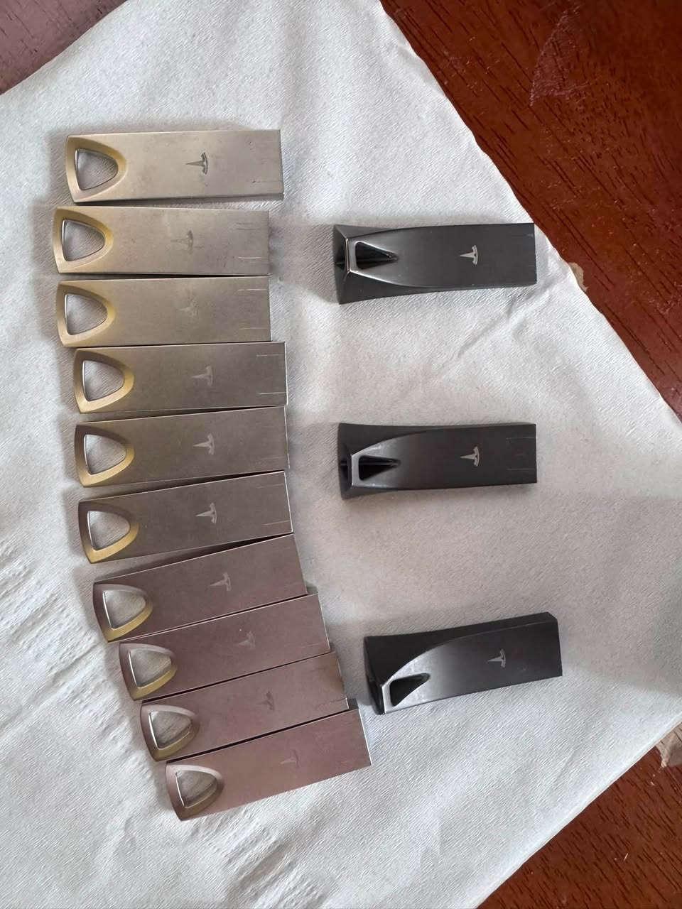 🚗 فلاش داش كام تسلا الأصلي 🇺🇸
متوفر USB Flash الأصلي الخاص بداش كام تسلا ✅
🔹 أصلي ومخصص لتسجيل كاميرات Tesla
🔹 مناسب لتسجيل Dashcam و Sentry Mode
🔹 جاهز للاستخدام والتركيب
🔹 موثوق وسريع بالتسجيل ونقل الفيديو

📍 مركز TESLA – النجف / شارع القوسي
🚚 شحن لجميع المحافظات
🔧 صيانة وقطع غيار سيارات تسلا

📞 للحجز والاستفسار: ***********
***********
