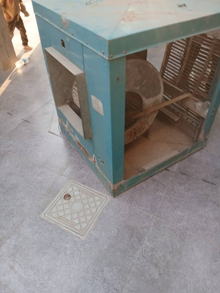 السلام عليكم اغراض بيت للبيع 
السعر150 ألف وبيها مجال  
التواصل ***********
الموقع حي الشيماء الاولى قرب اسواق الخظراء موصل, نينوى
